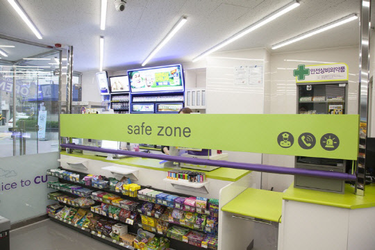 편의점 직원의 안전을 보장하기 위한 시스템 구축이 필요하다는 지적이 나온다. 사진은 지난 2017년 CU가 선보인 '안전 가드' 시스템. <BGF리테일 제공>